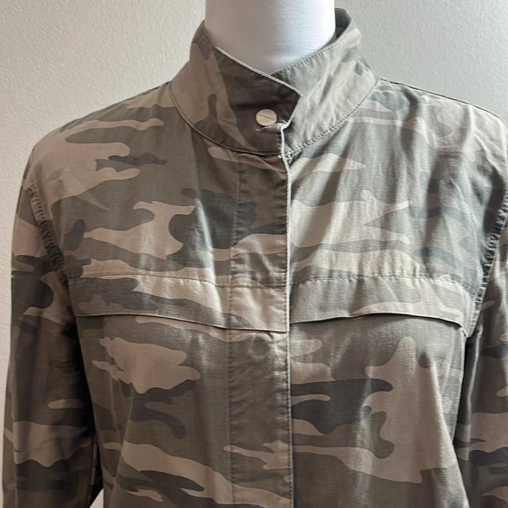 Sanctuary Camo print long sleeve button up waist length jacket with pockets M